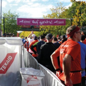 Vor dem Lauf in den Sack: Marathonis spenden Sportsachen.