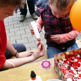 Basteln mit Textilresten und Leder - den Kindern gefiel es.